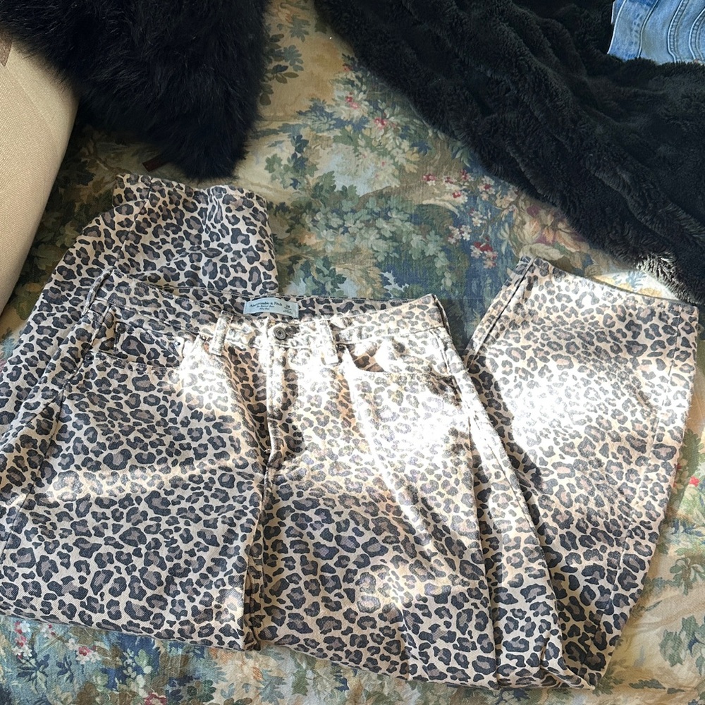 A&F  Leopard Print Barrel Jeans Size 26